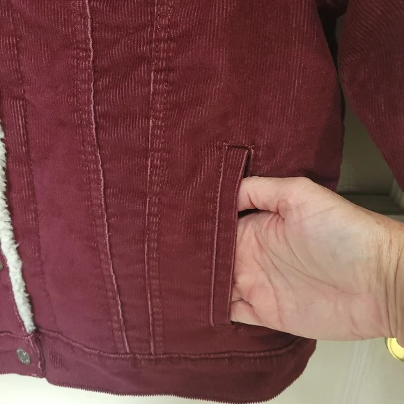 NWT Levi's Original Trucker Jacket Corduroy Sherpa Women's XS Irregular Burgundy - Picture 8 of 16